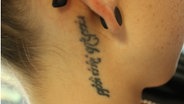 Stefanie Heinzmann zeigt ihr Tattoo-Schriftzug hinter dem rechten Ohr. © NDR 