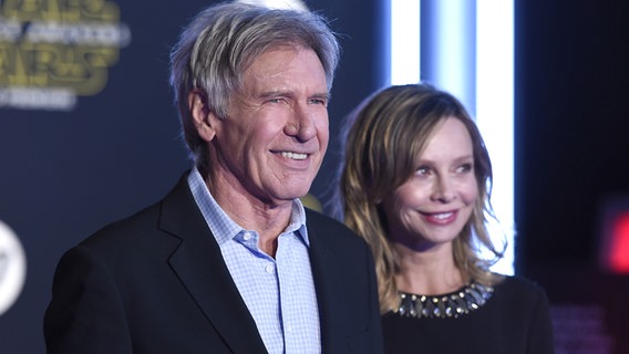 Harrison Ford und Calista Flockhart bei der  "Star Wars"-Premiere in Los Angeles. ©  picture alliance / AP Images Foto:  Jordan Strauss
