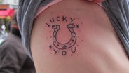 Scarlett Johansson zeigt ihr neues Tattoo © Fuzi Uvtpk 