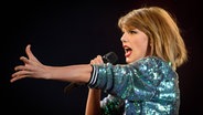 Zu sehen ist die singende Taylor Swift. © imago/ZUMA press 
