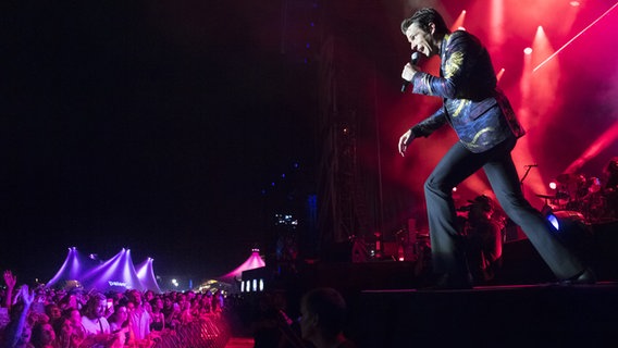 The Killers auf der Bühne, vor der Bühne das jubelnde Publikum. © picture alliance/KEYSTONE Foto: Laurent Gillieron