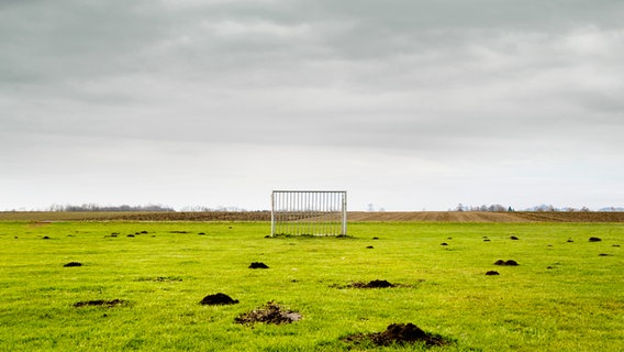 Ein Fußballtor auf einem verwaisten Feld. © 2sam / photocase.de Foto: 2sam