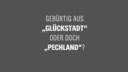 Zu sehen ist eine Texttafel mit der Aufschrift: "Gebürtig aus "Glückstadt" oder doch "Pechland"? © NDR Foto: Montage