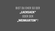 Zu sehen ist eine Texttafel mit der Aufschrift: "Bist du eher so der "Lachsack" oder der "Weinkarton"? © NDR Foto: Montage