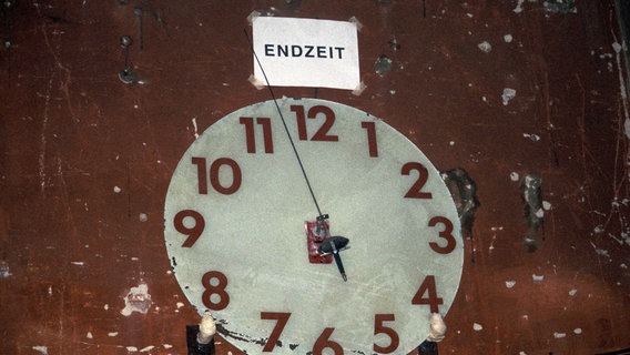 Zu sehen ist eine Uhr, über der das Wort "Endzeit" steht. © imago / Rüttimann 
