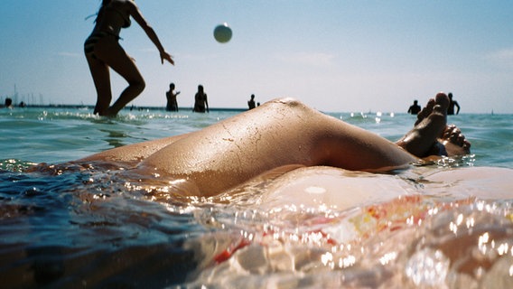 Frauenbeine im Meer. © Photocase Foto: Aloha Jutti
