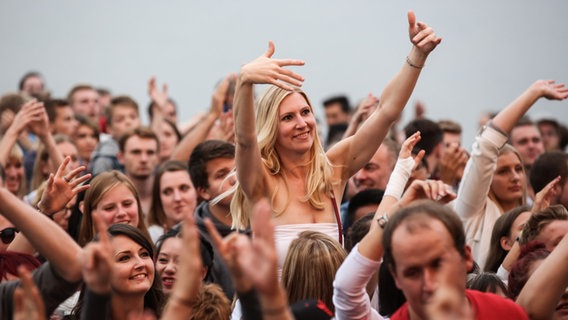 Fans bei N-JOY The Beach in Wolfsburg vor der Bühne. © NDR Foto: Axel Herzig