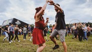 Fans tanzen auf dem Hurricane Festival 2019 in Scheeßel. © N-JOY / NDR / Benjamin Hüllenkremer Foto: Benjamin Hüllenkremer