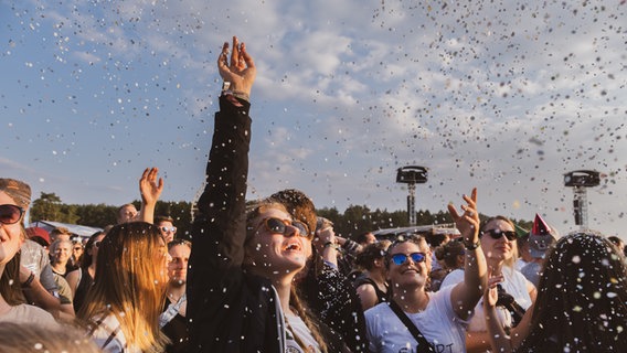 Fans beim Auftritt von Sänger Bosse beim Hurricane Festival 2019 in Scheeßel.  Foto: Benjamin Hüllenkremer