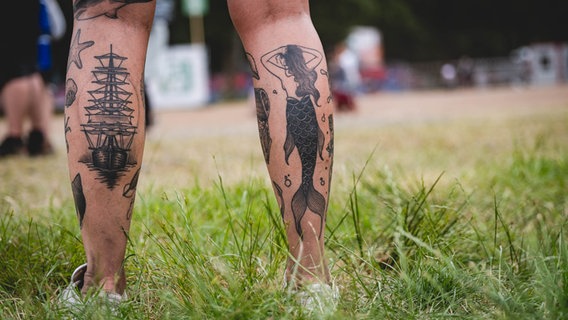 Das Bild zeigt das Tattoo eines:r Besucher:in  des Hurricane-Festivals © NDR / N-JOY Foto: Benjamin Hüllenkremer
