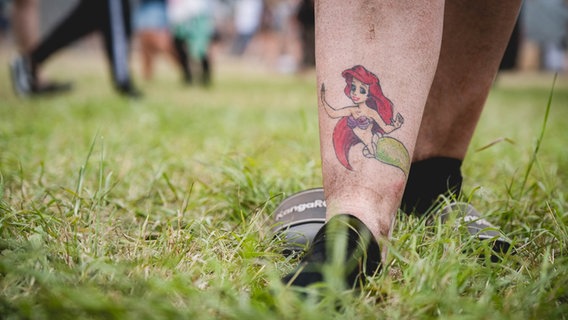 Das Bild zeigt das Tattoo eines:r Besucher:in  des Hurricane-Festivals © NDR / N-JOY Foto: Benjamin Hüllenkremer