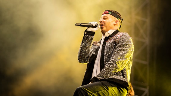 Der Rapper Macklemore bei seinem Auftritt beim Hurricane Festival in Scheeßel 2019.  Foto: Julian Rausche