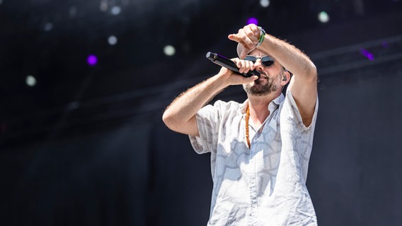 Die Band Fünf Sterne Deluxe bei ihren Auftritt beim Hurricane Festival 2019 in Scheeßel. © NDR Foto: Julian Rausche