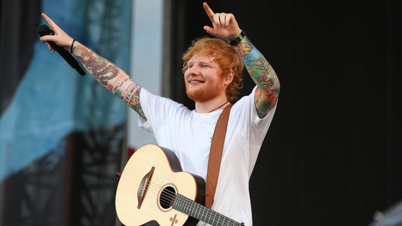 Ed Sheeran auf der Bühne bei seinem Konzert am 25. Juli 2018 auf der Hamburger Trabrennbahn. © NDR Foto: Mirko Hannemann