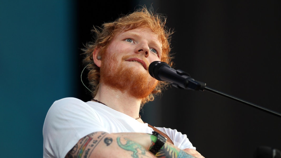 Ed Sheeran auf der Bühne bei seinem Konzert am 25. Juli 2018 auf der Hamburger Trabrennbahn. 