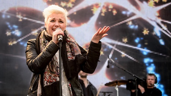 Elaiza-Frontfrau Ela Steinmetz singt beim Hafengeburtstag auf der N-JOY Bühne.  Foto: Benjamin Hüllenkremer