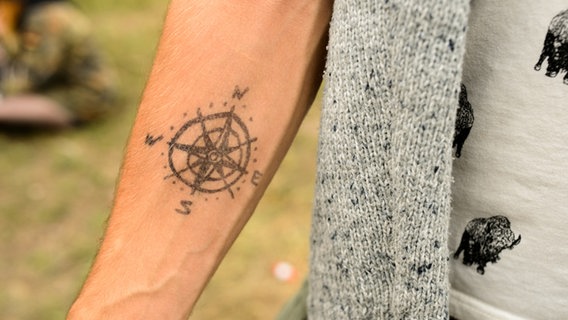 Ein Kompass-Tattoo auf dem Dockville Festival 2014. © NDR / Benjamin Hüllenkremer Foto: Benjamin Hüllenkremer