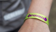 Auf einem Armband steht das Wort "Panama". © picture alliance / R. Goldmann Foto: picture alliance / R. Goldmann