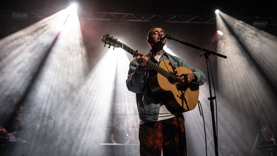 Dermot Kennedy auf der Bühne beim N-JOY Abend im Docks auf dem Reeperbahn Festival 2019. © NDR/N-JOY Foto: Benjamin Hüllenkremer