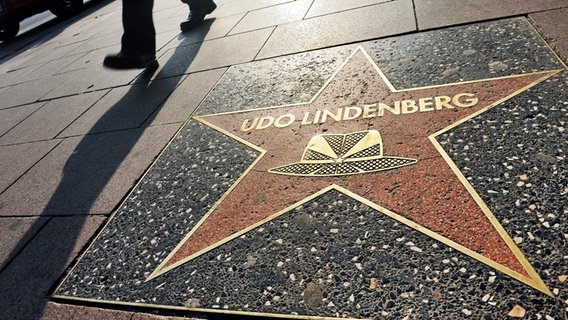 Der Stern von Udo Lindenberg auf der Reeperbahn - wie auf dem Hollywood Boulevard © dpa Foto: dpa