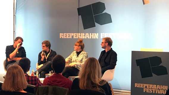Die Teilnehmer des Reeperbahn Festival Panels "Die Kunst, von der Musik zu leben". © NDR/N-JOY 