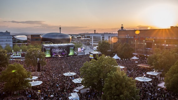 Die Menschenmenge auf der N-JOY Starshow 2015 in Hannover. © NDR Foto: Axel Herzig