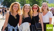 Vier junge Besucherinnen der N-JOY Starshow in Hannover. © NDR 