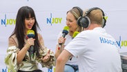 Aura Dione im Interview mit Nina und dem Haacke bei der N-JOY Starshow 2019. © N-JOY / NDR / Axel Herzig Foto: Axel Herzig