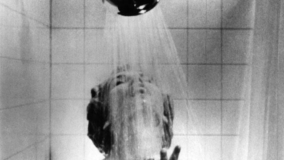 Filmszene: Eine Frau steht unter der Dusche. © United Archives/Impress Foto: United Archives/Impress