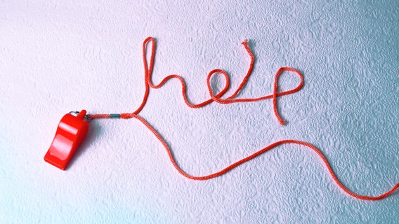 Das Bild zeigt eine rote Schnur, die das Wort "Help" (Hilfe) legt. © Photocase Foto: esmaqe