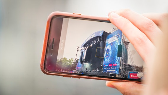 Die Bühne beim Hurricane-Festival in Scheeßel 2018, fotografiert mit einem Smartphone. © NDR Foto: Julian Rausche