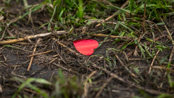 Ein kleines rotes Herz liegt  dem Hurricane-Gelände 2018 in Scheeßel. © NDR Foto: Julian Rausche