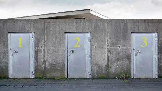 Drei Türen mit gelben Nummern © imago/Westend61 Foto: Westend61