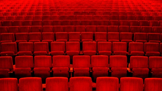 Die roten Sitze in einem Kino- oder Theatersaal. © Photocase Foto: kallejipp