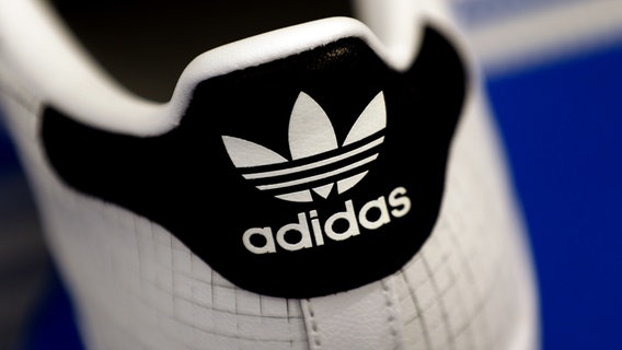 Adidas-Schuhe von hinten. © picture alliance / AP Images Foto: Matthias Schrader