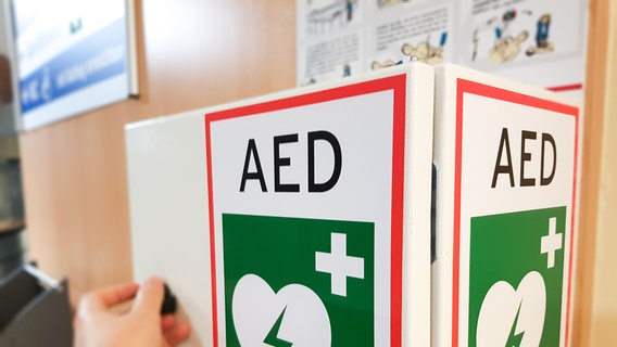 Ein AED-Schild. © picture alliance/dpa | Carolin Eckenfels Foto: Carolin Eckenfels