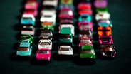 Viele unterschiedliche Spielzeugautos sind nebeneinander und hintereinander aufgereiht. © zettberlin / photocase.de Foto: zettberlin / photocase.de