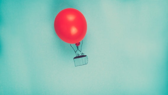 Ein roter Luftballon auf blauem Hintergrund. Unter ihm ist ein Fesselballon-Korb mit zwei Menschen drin gezeichnet. © David-W- / photocase.de Foto: David-W-
