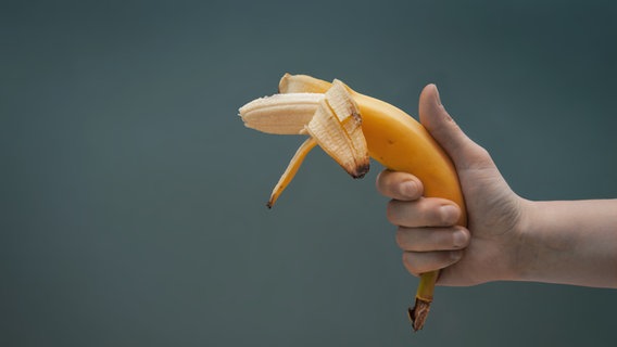Zu sehen ist eine Banane, die wie eine Pistole gehalten wird. © suze / photocase.de Foto: suze