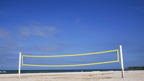 Ein Beachvolleyballnetz am Strand der Ostsee. © dpa - Report Foto: Wolfram Steinberg