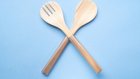 Crossed wooden spoons and forks from above © Sofya / photocase.de Photo: Sofya