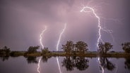 Mehrere Blitze treffen auf einen See. © picture alliance / Julian Stähle/dpa-Zentralbild/dpa Foto: Julian Stähle