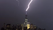 Ein Blitz schlägt in die Antenne des One World Trade Centers in New York ein. © picture alliance / dpa Foto: Gary Hershorn