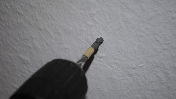 Life Hack: Bohrtiefe mit Malerkrepp kennzeichnen. © NDR/N-JOY 