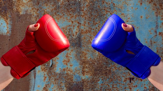 Zwei Hände in einem roten und einem blauen Boxhandschuh. © ndanko / photocase.de Foto: ndanko / photocase.de