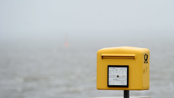 Ein Briefkasten vor dem Meer. © picture alliance / dpa Foto: Carsten Rehder
