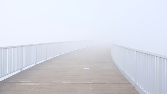 Eine Brücke im Nebel. © pencake / photocase.de Foto: pencake / photocase.de