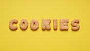 Auf gelbem Hintergrund ist aus Keksen das Wort Cookies gelegt. © axelbueckert / photocase.de Foto: axelbueckert / photocase.de
