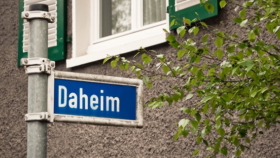 Ein Straßenschild mit der Aufschrift "Daheim". © TimToppik / photocase.de Foto: TimToppik / photocase.de