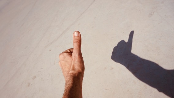 Hand zeigt Daumen hoch mit Schatten. © ismael juan salcedo / photocase.de Foto: ismael juan salcedo / photocase.de